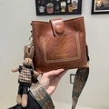 Secchiello vintage marrone con tracolla etnica e ciondolo a coniglietto - Marrone con ciondolo