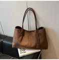 Grande borsa tote minimalista in pelle smerigliata marrone scuro con tracolle sottili - Marrone
