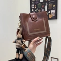 Borsa a secchiello vintage marrone con fibbia in metallo e tracolla larga etnica - Caffè con Ciondolo
