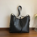Grande borsa tote nera intrecciata con tracolla in pelle e dettagli in metallo oro - Nero