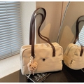 Detalle de bolso tote de lona beige con un colgante de oso de peluche y correa de cuero marrón - Caqui Claro (Con Colgante de Oso)