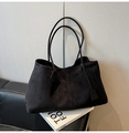 Grande borsa tote minimalista in pelle scamosciata nera con spalline sottili e opache - Nero