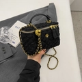 Schwarze Tweed Mini Box Tasche mit goldener Kamelienkette für elegantes Crossbody-Tragen - Groß / Schwarz