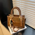 Retro-Handtasche in Braun aus Leder mit gewebtem Griff und Perlenanhänger - Braun