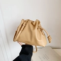 Sac seau chic en cuir litchi kaki clair avec des détails métalliques dorés - Kaki