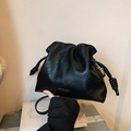 Sac seau noir chic avec cordon de serrage, texture litchi et lettrage logo doré - Noir