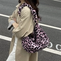 Sac hobo rose à imprimé léopard avec bandoulière froncée pour un look décontracté - Rose