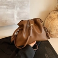 Sac seau marron en cuir texturé avec cordon de serrage et bandoulière fine - Marron