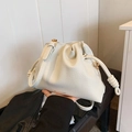 Sac seau chic blanc cassé en cuir grainé avec détails métalliques dorés élégants - Blanc