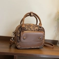 Bolso de mano cuadrado vintage con estampado floral, correa ajustable y asas de cuero - Marrón