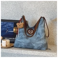 Bolso tote de lona azul con correas de cuero marrón y un adorno de oso decorativo - Azul con Colgante