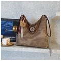 Bolso tote retro marrón con logo M, correas de cadena y colgante de oso de peluche - Marrón con colgante