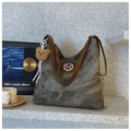 Bolso tote grande de lona verde grisáceo con correas de cuero marrón y colgante de oso - Negro con colgante