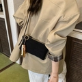 Bolso bandolera minimalista de cuero negro con borla de cuentas y cremallera dorada - Con Colgante / Negro