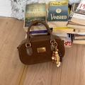 Donkerbruine crossbody handtas met suède stiksels en kleurrijke houten kralen - Bruin
