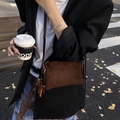 Bolso bandolera de ante marrón oscuro con borla de cuentas de madera étnicas - Con Colgante / Marrón