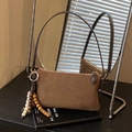 Bolso de hombro en gamuza marrón oscuro mate con borla de cuentas de madera de colores - Con Colgante / Marrón