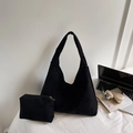 Schwarze Hobo-Tasche aus Wildleder mit Lasercut-Blumenmuster und kleiner Innentasche - 2-teiliges Set mit Beutel / Schwarz