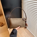 Bolso de hombro en gamuza marrón mate con colgante artesanal de cuentas de madera - Con Colgante / Verde