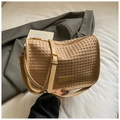 Detail der beigen gewebten Handtasche mit Markenlabel auf weißem Bettlaken-Hintergrund - Khaki