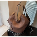 Dettaglio della trama in pelle intrecciata marrone su una grande borsa tote da ufficio - Marrone