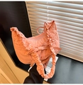 Détail du sac bouffant rose corail avec poignées plissées et nœud décoratif élégant - Rose