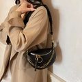 Sac selle en cuir noir classique avec chaîne dorée et large bandoulière réglable - Noir