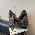 Borsa tote leopardata vintage con finiture in pelle nera e cuciture bianche a vista - Nero