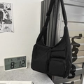 Borsa tote nera in tela con design multitasche e tracolla larga regolabile per ogni giorno - Nero