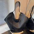 Grande borsa hobo nera in pelle intrecciata con motivo chevron e tracolla abbinata - Nero