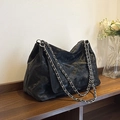 Sac fourre-tout noir mat vintage avec bandoulière chaîne argentée sur étagère - Noir