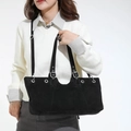 Schwarze Retro-Wildleder-Schultertasche mit silbernen Ösen und Trageriemen - Schwarz