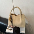 Borsa a mano beige in camoscio con manico rotondo, ciondolo a frange e tracolla - Cachi Chiaro