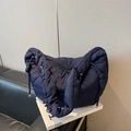 Dunkelblaue Tragetasche mit Herzsteppung und gepolstertem Schultergurt - Blau