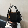 Elegante borsa a secchiello in pelle scamosciata nera con ciondolo di perline colorate - Nero