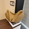 Borsa a mezzaluna giallo senape con texture a pieghe e coulisse laterale elegante - Giallo