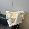 Cremeweiße gesteppte Hobo-Tasche mit Herzmuster und seitlichem Knotendetail am Band - Weiß