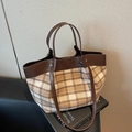 Retro-Tote-Bag mit Karomuster in Braun und Beige, Lederbesatz und langem Schultergurt - Khaki Karo