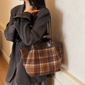 Vintage Tragetasche mit braunem Karomuster aus Wolle und Leder an einem Model - Braun Kariert