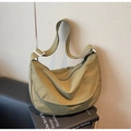 Detalle de la textura de nailon impermeable verde oliva en un bolso bandolera de media luna - Verde