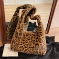Sac fourre-tout en peluche léopard avec poignée nouée pour femme style d'hiver - Kaki