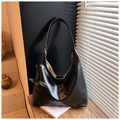 Detalle del bolso Hobo negro con costuras blancas en contraste y cuero sintético liso - Talla única / Cuero Negro Brillante