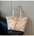 Dettaglio della borsa tote trapuntata crema con ricami floreali e mini pochette - Rosa Chiaro