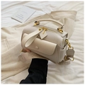 Borsa Boston bianco crema con trama litchi e tracolla larga con lettere - Bianco
