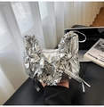 Sac bandoulière argenté métallisé avec détails plissés, volants et un nœud décoratif - Argent