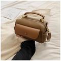 Borsa a bauletto marrone grana litchi con fibbia in metallo e tracolla jacquard - Marrone
