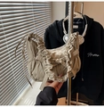 Sac à bandoulière plissé beige chic avec nœud et design tendance de type nuage - Gris