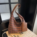 Grand sac cabas rétro à carreaux rouge et noir avec bandoulières en cuir marron - Kaki