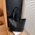 Elegante borsa tote in tessuto nero con spalline sottili e dettaglio metallico - Nero