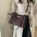Bolso tote de ante marrón oscuro con hebillas plateadas en modelo con abrigo - Marrón